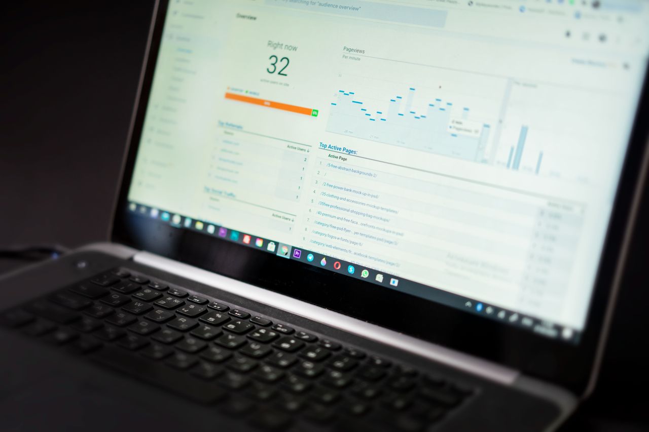Un ordinateur portable affichant un tableau de bord d’analytique avec suivi des données en temps réel et outils d’analyse.